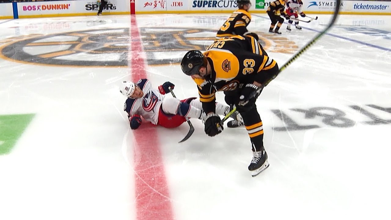 Vidéo:  Zdeno Chara RAMASSE son ancien coéquipier!!!!