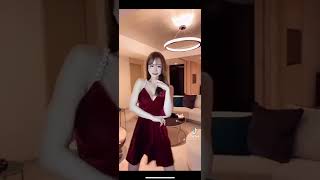 目のやり場に困る　謎のドレス美女