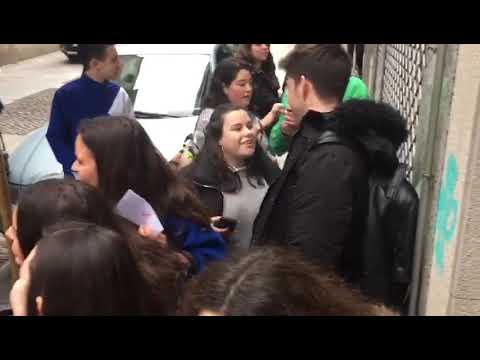 Momento fan en la calle del Paseo