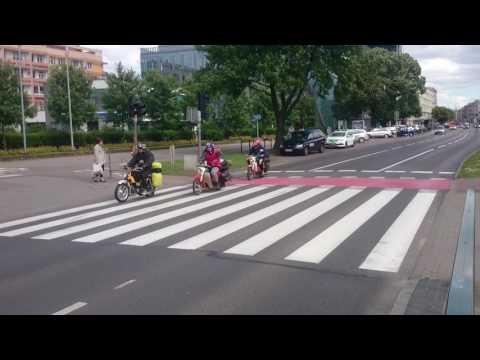 Na wycieczke to tylko komarkiem. Stare motory i ciekawie ozdobione kaski