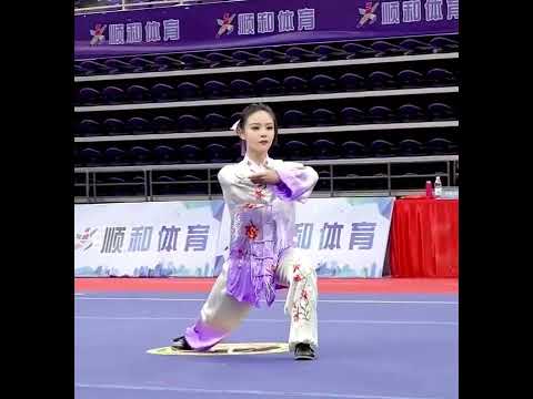 Beauty taijiquan performance, the action is so beautiful.