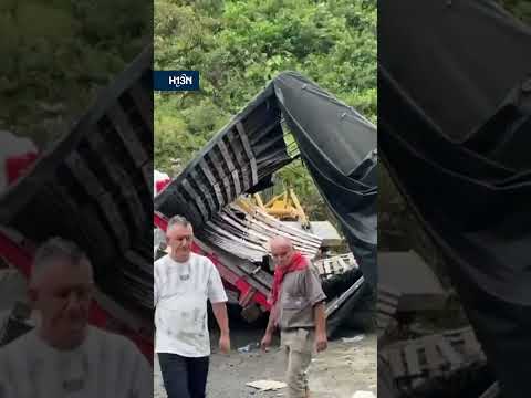 Camión con ayudas para el Chocó se volcó en Carmen de Atrato