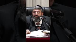 איך אתה מברך אשר יצר? (הרב אייל עמרמי) - התמונה מוצגת ישירות מתוך אתר האינטרנט יוטיוב. זכויות היוצרים בתמונה שייכות ליוצרה. קישור קרדיט למקור התוכן נמצא בתוך דף הסרטון