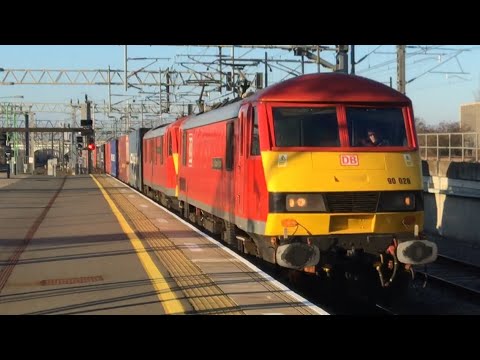 DB Cargo Class 90028 and 90035 hammers past Nuneaton working 4M25 30/12/19