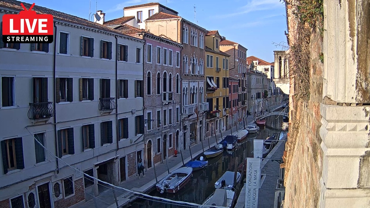 Live webcam view of Canal veneciano desde el Hotel Pausania