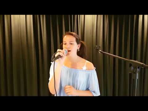 Hannah de Bruin zingt 'Heb het leven lief' (cover) met zangcoach Marian Pijnaker.