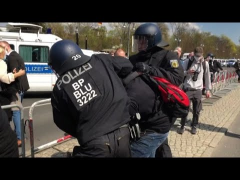 Covid, arresti e scontri a Berlino contro le nuove restrizioni