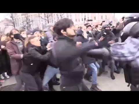 bneVideo Russia Navalny protests  moscow man fighting OMON kung fu