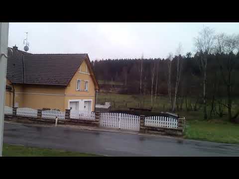 Nakladni vlak se dvěmi brejlemi vlaky mostek