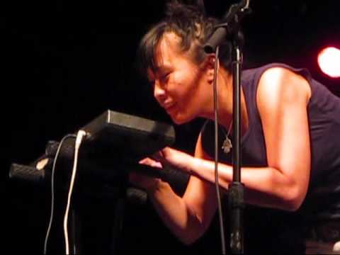 Sook Yin-Lee - Living On The Moon (live)