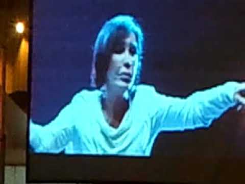 Fiordaliso canta non voglio mica la luna durante la serata dedicata a Gianni Ravera