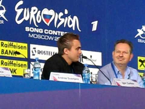 Igor Cukrov zingend op de persconferentie