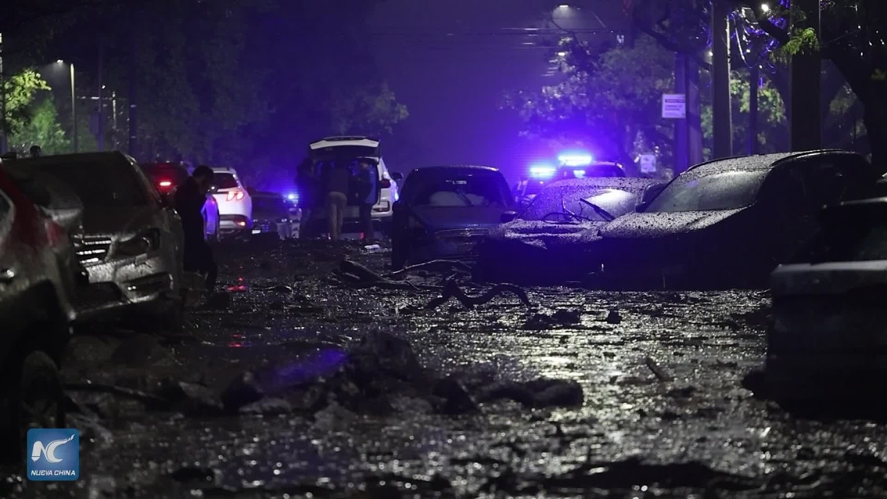 Aluvión afecta barrios residenciales en laderas de cordillera de los Andes en Santiago de Chile