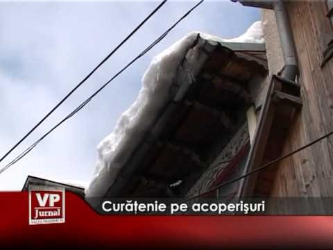 Curăţenie pe acoperişuri la Buşteni