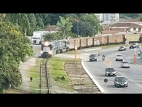 Locotrol carregado sentido LFC Porto/viaduto BR101 #trensbrasil #trains #joinville #scbrasil #rumo 