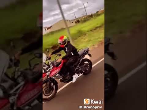 Renato Garcia raspando a placa da Tiger