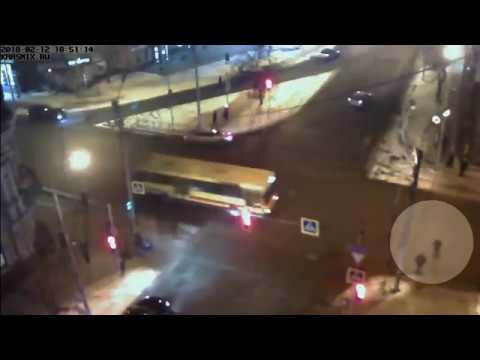 Девушка, переходя дорогу, не заметила автобус