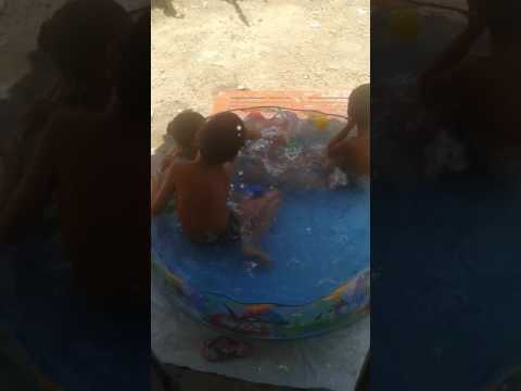 Bianca tomando banho mais primo na piscina