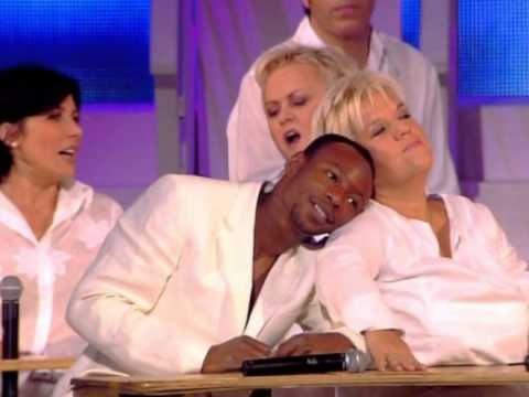 Les Enfoirés 2005 evidemment et tout le monde y pense