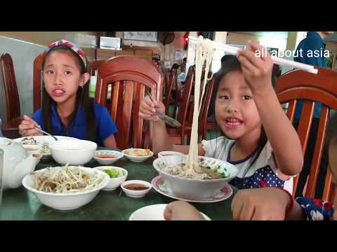Breakfast In Phnom Penh - Eating Noodle And Chicken Rice