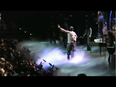 Enrique Iglesias Sings "Hero" to Fan Onstage (HD) Live in NYC on 12-10-2010
