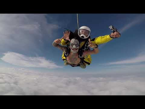 MC Kauan Leva o Coringa para Saltar de Paraquedas