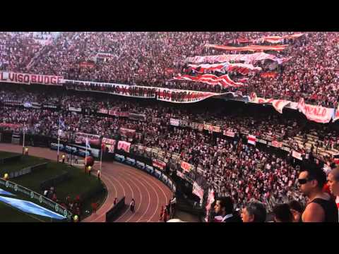 "Todos los domingos a la tarde yo vengo a alentarte" Barra: Los Borrachos del Tablón • Club: River Plate • País: Argentina