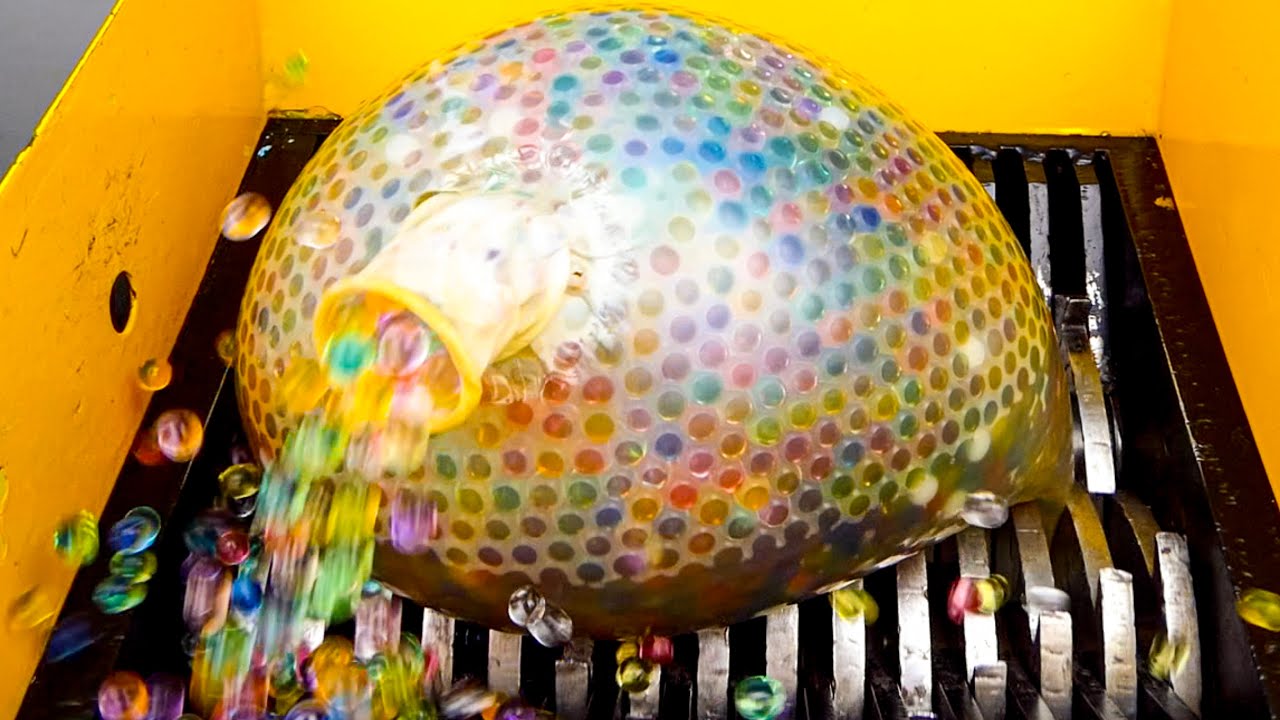 シュレッダーマシンで巨大なオルビーズ風船を切る