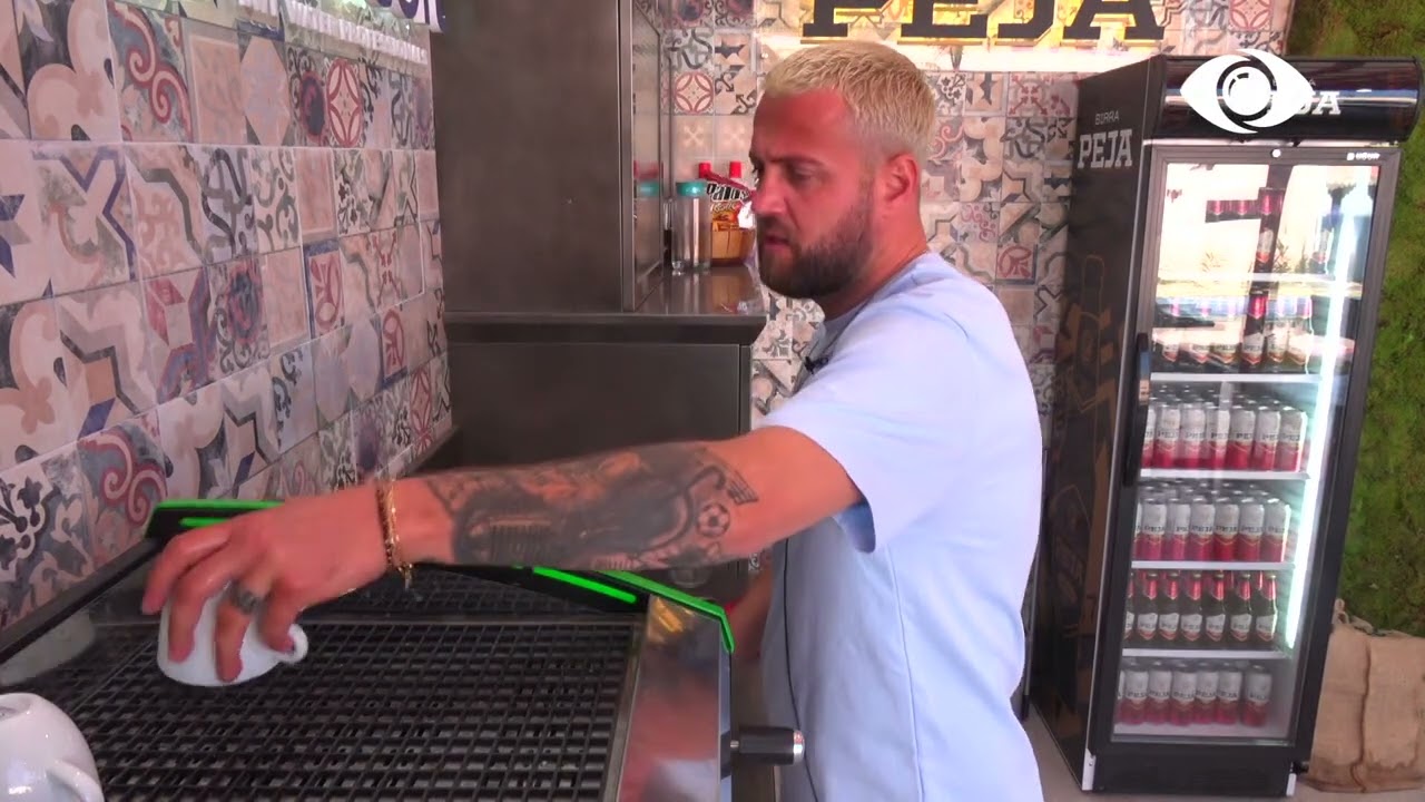 Duke kënduar, Luizi pastron banakun