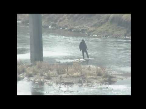 MPB: Muž v Břeclavi dopadl po skoku z mostu na souš, pomoci mu museli hasiči