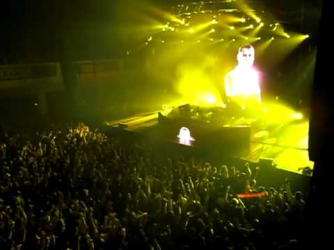 Tiesto & Eric Prydz  Pjanoo.MOV