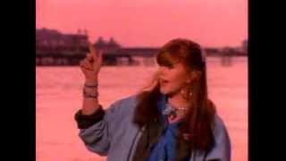 Kirsty MacColl - He's On The Beach