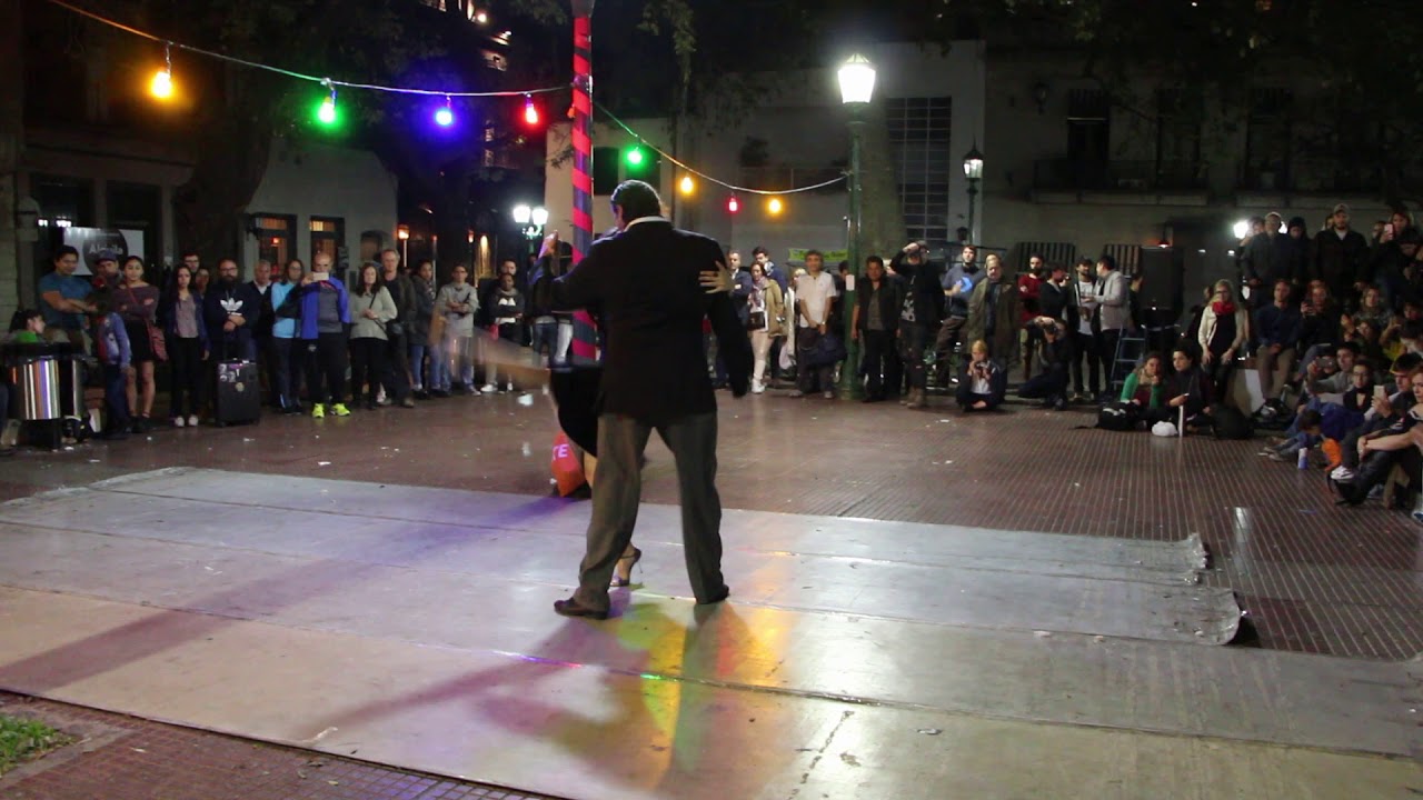 Marisol Blanco y Pedro el Indio Benavente bailan en la milonga de Placita Dorrego