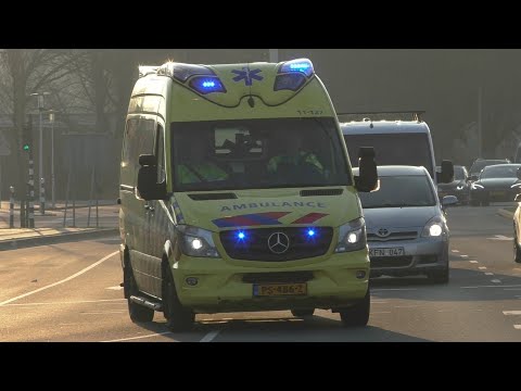 Verschillende Ambulances met spoed in Zaandam