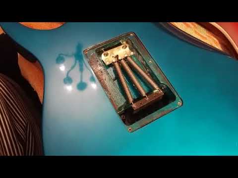 Wymiana strun w gitarze z mostkiem Floyd Rose jest prosta! How to tune the Floyd rose bridge.