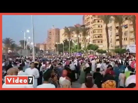 الآلاف يتجمعون لصلاة العيد في مسجد عمرو بن العاص