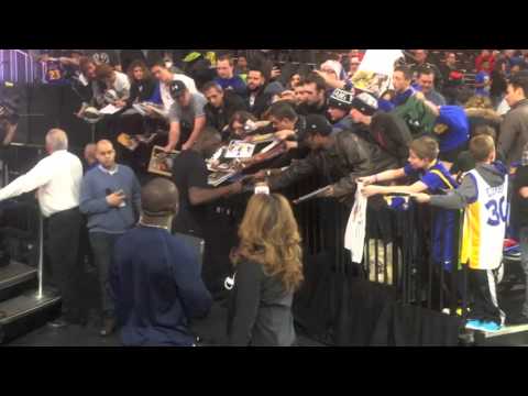 Draymond Green Signing Autographs – iFolloSports.com