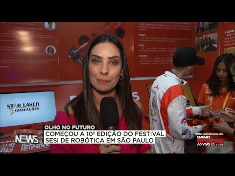 KALINKA SCHUTEL CONVERSA COM PARTICIPANTE DO FESTIVAL SESI DE ROBÓTICA