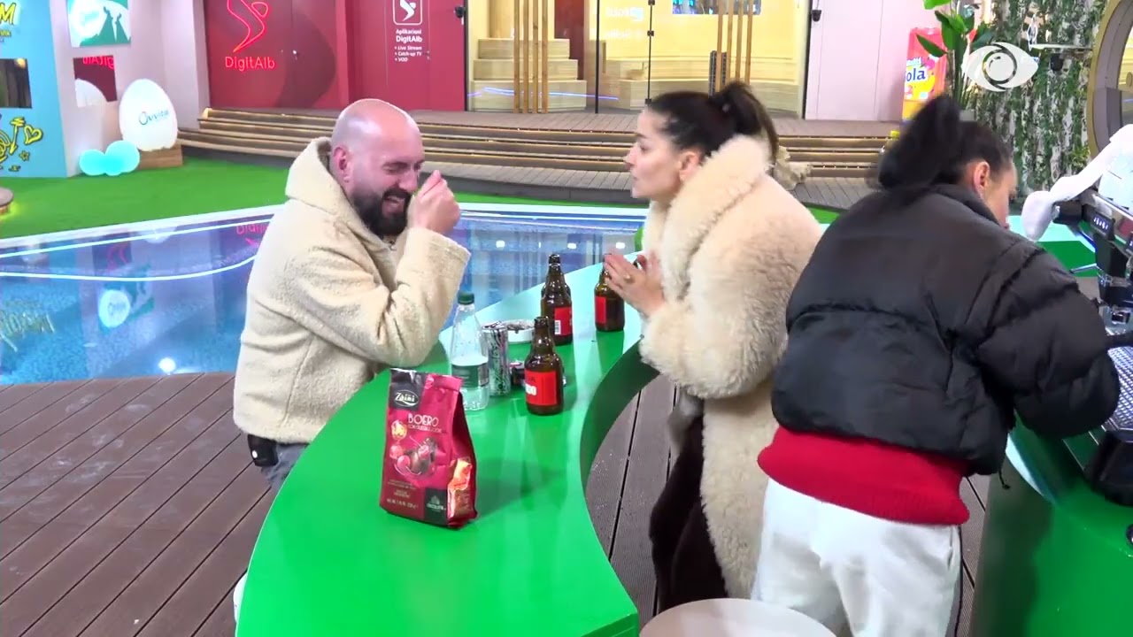 “U kap me mua për një supë”/ Rozana ngjitet në majë të tavolinës, Bernardi shpërthen në të qeshura