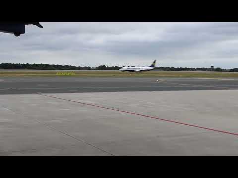 Regular Raynair landing in Weeze (NRN) of a Boeing 737-800