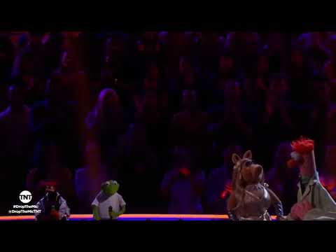 TNT Drop the Mic- Kermit the Frog and Pepé vs. Miss Piggy and Beaker -  BATTLE -