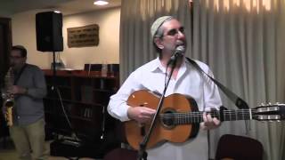 Shlomo Carlebach "Od Avinu" Benyamin Steinberg עוד אבינו (הזמר והיוצר בנימין שטיינברג) - התמונה מוצגת ישירות מתוך אתר האינטרנט יוטיוב. זכויות היוצרים בתמונה שייכות ליוצרה. קישור קרדיט למקור התוכן נמצא בתוך דף הסרטון