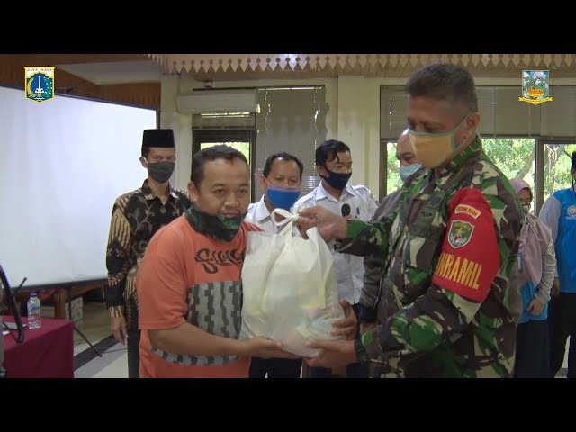 Warga Kecamatan Cilandak Terima Bantuan Kursi Roda