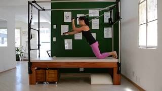 Estabilização de Tronco e Fortalecimento de Membros Superiores Ajoelhado no Cadillac