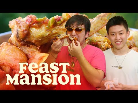 ジョジとリッチブライアンがスパイシーなインドネシア風フライドチキンを作る｜フィーストマンション (Joji and Rich Brian Make Spicy Indonesian Fried Chicken | Feast Mansion)