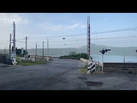 Passaggio a livello di Via Antonio Gramsci accanto alla stazione di Castel Gandolfo (TM2000)