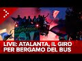 LIVE Bergamo, il bus scoperto dell'Atalanta attraversa la città: diretta video