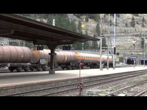 DOPPIA DI 185 DB. CON CARRI MERCI ARRIVA IN STAZIONE A GOSCHENEN.(CH) 25 - 4 - 2015.