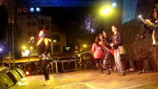 ZAPATEANDO EN MIS BANDAS NACIONALES LE   CANTAN  A  QUITO  PLAZA FOCH 3 DE DICIEMBRE.MPG