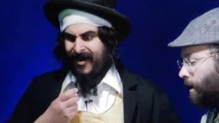 יעקב יוסף לנגסם עושה סטנד-אפ קומדיה